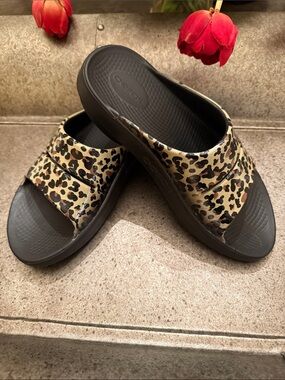 OOFOS OOahh Limited Luxe Slide Sandal in Leopard